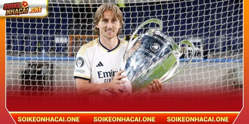 Tiền Vệ Hay Nhất Real Madrid: 5+ Tuyến Giữa Huyền Thoại Luka Modric sở hữu lối chơi bóng đỉnh cao, tinh tế và đầy khôn khéo.